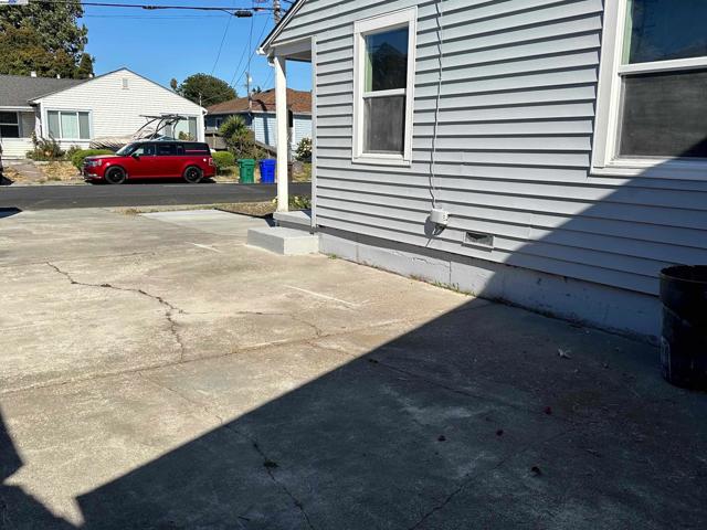 2441 Glenlock St, San Pablo CA: https://media.crmls.org/mediaz/51e19e62-226a-4bd5-8fcc-8ee99fb0499c.jpg