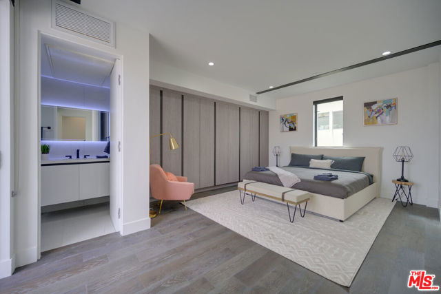 4422 S Riley Drive, Los Angeles CA: https://media.crmls.org/mediaz/51e1b087-9045-4f5e-89cf-bb4318a636d2.jpg