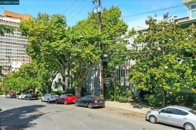 193 Montecito, Oakland CA: https://media.crmls.org/mediaz/51e1d6f6-b2e0-44e4-bc9c-7d0afb3a6a33.jpg