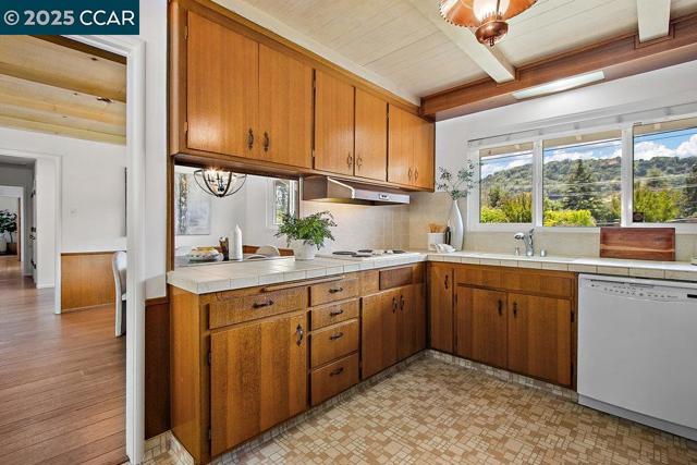 1 Aspinwall Ct, Orinda CA: https://media.crmls.org/mediaz/51e35335-3422-41fd-b05d-7193c7ccf450.jpg