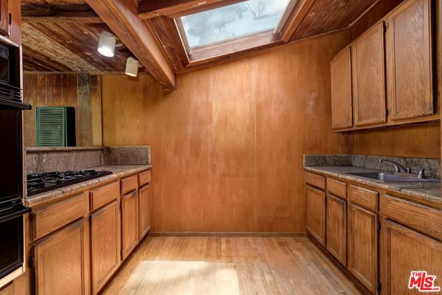 8305 Yuma Place, Los Angeles CA: https://media.crmls.org/mediaz/51e45525-8a17-4d36-80f4-1bdda784eaf9.jpg