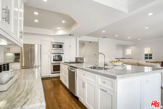 116 N Palm Drive, Beverly Hills CA: https://media.crmls.org/mediaz/51e4d142-6642-4601-8428-ca8f3b617db6.jpg