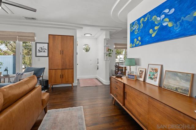 800 3rd St, Coronado CA: https://media.crmls.org/mediaz/51e6016b-3e31-422b-8575-091600d61554.jpg