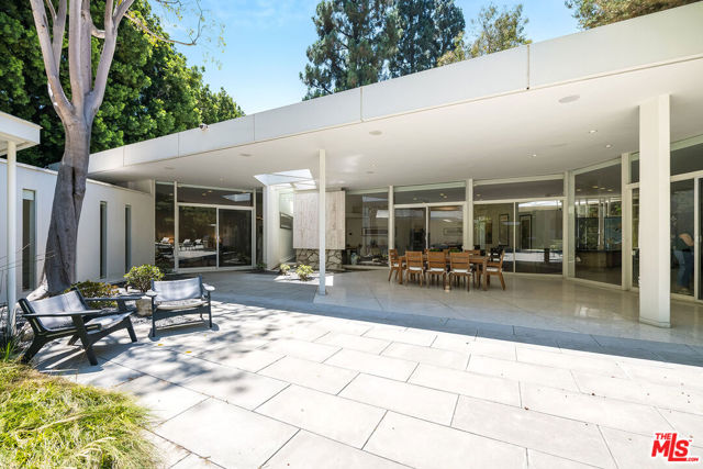 1010 N Rexford Drive, Beverly Hills CA: https://media.crmls.org/mediaz/51e6217d-20f2-41aa-95e5-e1498040d8cf.jpg