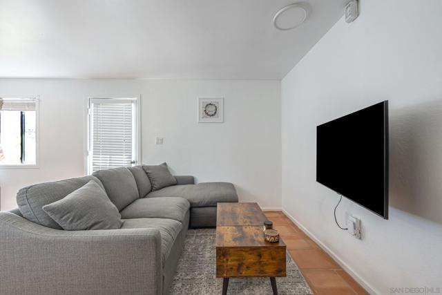 1761 Winterwarm Dr, Fallbrook CA: https://media.crmls.org/mediaz/51e63304-7272-433c-8e1b-0a2e3057c931.jpg