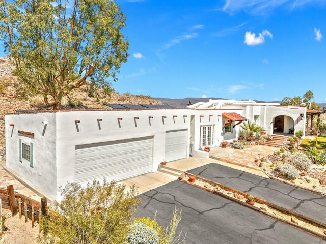 48600 Coyote Road, Palm Desert CA: https://media.crmls.org/mediaz/51e6390f-cbff-4ea7-9b9e-e5a3a381cf5b.jpg
