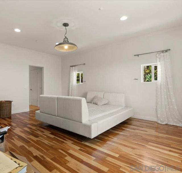 2342 CARIOCA PL, Vista CA: https://media.crmls.org/mediaz/51e6f145-c7c2-487e-8246-b1957bf88999.jpg