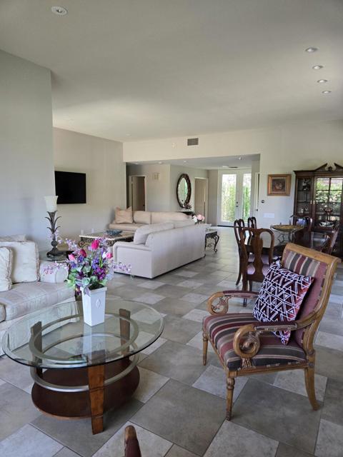 31 Stanford Drive, Rancho Mirage CA: https://media.crmls.org/mediaz/51e70a7e-0d3f-4925-835d-539ef32598f8.jpg