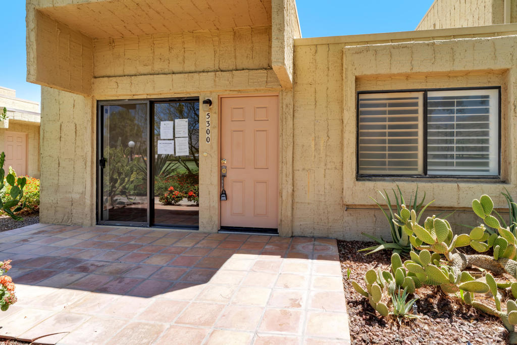 5300 Los Coyotes Drive