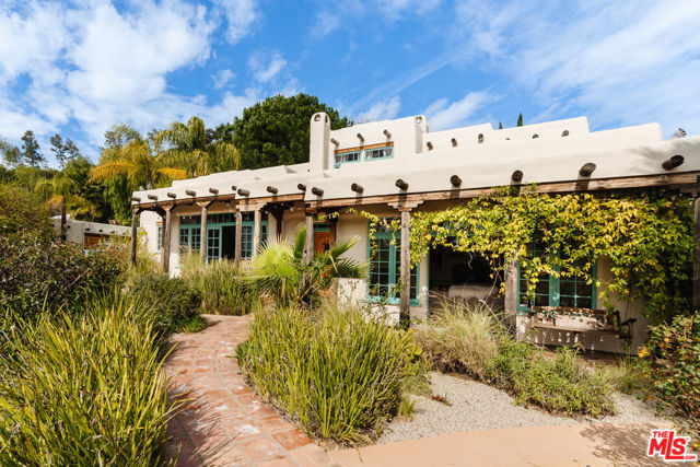 2865 Marquette Drive, Topanga CA: https://media.crmls.org/mediaz/51e79da6-d242-44c5-9e03-7d0c338621d8.jpg