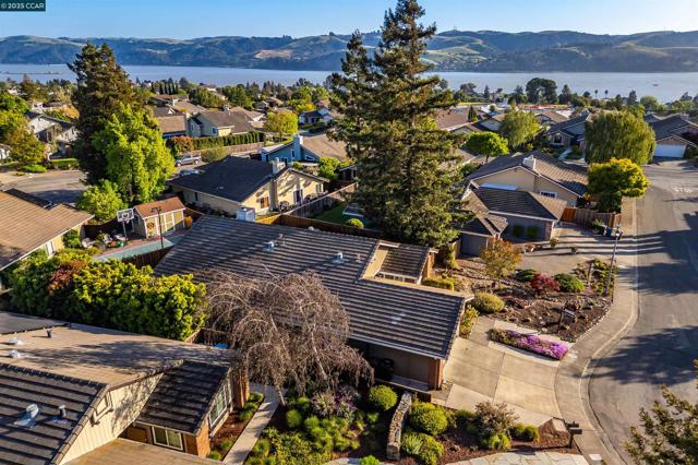 1438 Landahl Ct, Benicia CA: https://media.crmls.org/mediaz/51e7a347-1769-4188-aa6b-61749a2bc97a.jpg