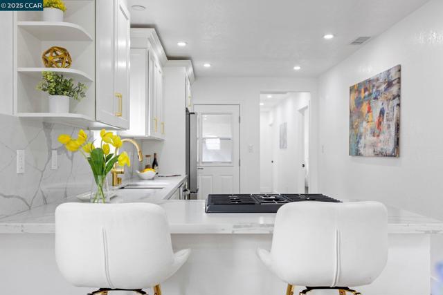 2133 39Th Ave, Oakland CA: https://media.crmls.org/mediaz/51e7c430-58b8-4a87-9f3c-6e0e9bec24f1.jpg