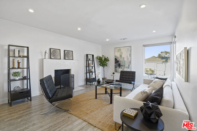 5549 Onacrest Drive, Los Angeles CA: https://media.crmls.org/mediaz/51e81d1c-4b33-4f06-adae-b1bb1677189f.jpg