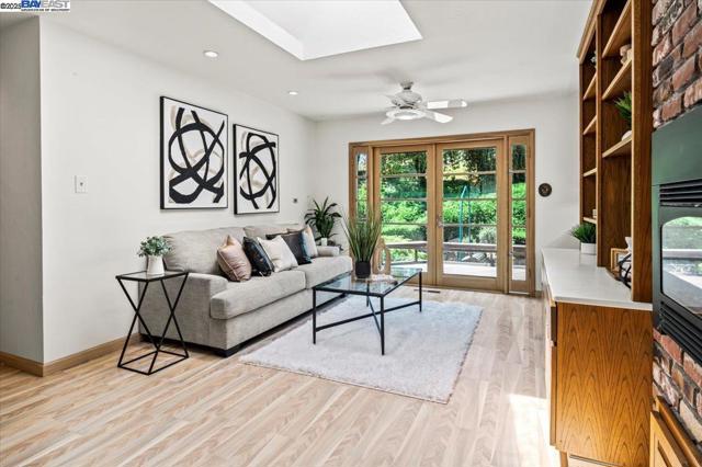 3554 Arcadian Ct, Castro Valley CA: https://media.crmls.org/mediaz/51e86d60-e5a5-4f3f-ba10-a812e627d533.jpg