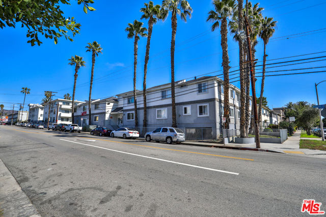 1540 N Bronson Avenue, Los Angeles CA: https://media.crmls.org/mediaz/51e8d11f-610e-413e-99b3-2cb862a0713e.jpg
