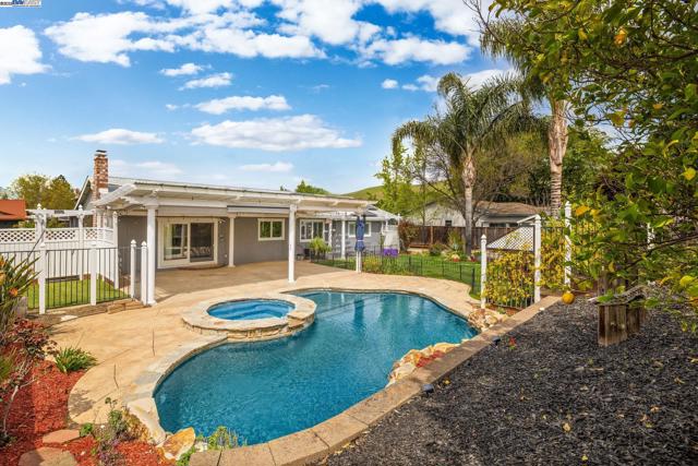 508 E Myrick Court, Clayton CA: https://media.crmls.org/mediaz/51e91b42-9c3b-471a-b77b-e2155c5e0af9.jpg