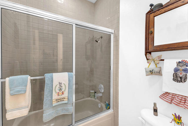 165 Lake Shore Drive, Rancho Mirage CA: https://media.crmls.org/mediaz/51e91d9f-365a-4770-bc50-dfa0039e4a93.jpg