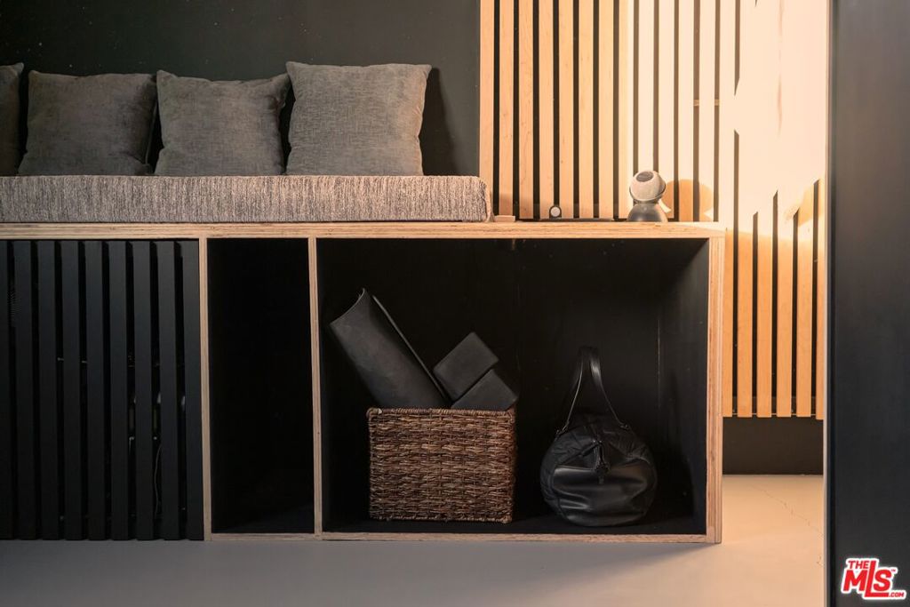 https://media.crmls.org/mediaz/51e9b4e9-429b-477c-818e-9f99bcd83150.jpg?preset=X-Large