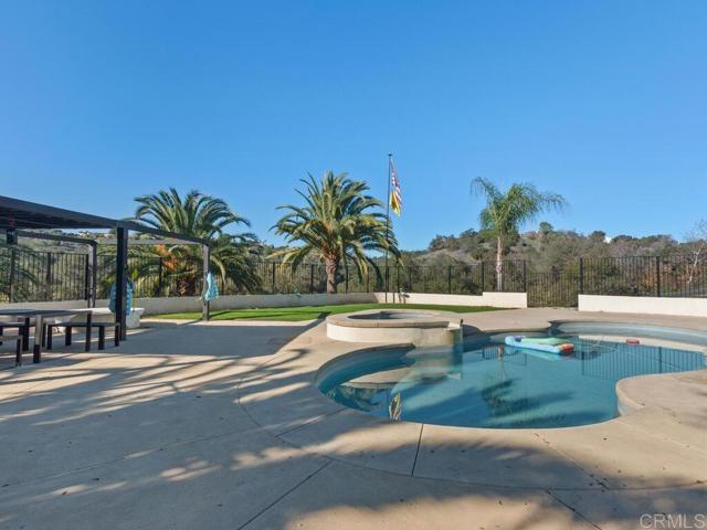 2230 Calle Dos Lomas, Fallbrook CA: https://media.crmls.org/mediaz/51e9eb8c-c3cb-4d01-8f57-9dfb2df77b8e.jpg