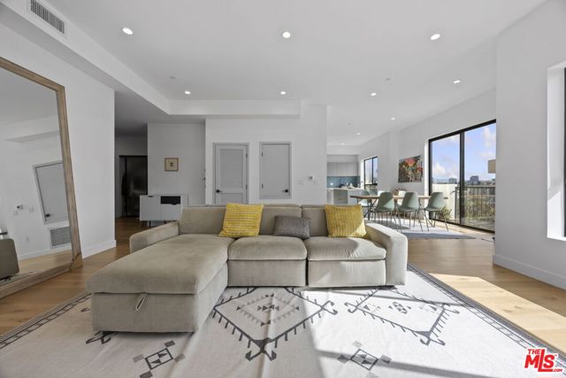 1515 S Holt Avenue, Los Angeles CA: https://media.crmls.org/mediaz/51ea3625-a195-4094-b2a0-1f02847df897.jpg