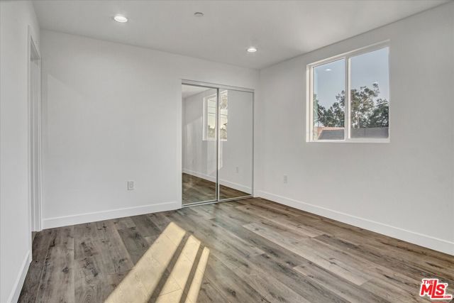 2419 S Cochran Avenue, Los Angeles CA: https://media.crmls.org/mediaz/51eb4384-7834-4ed8-810e-7a7a23b4a28b.jpg