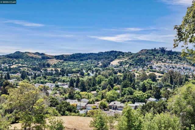 4044 Lambert Rd, El Sobrante CA: https://media.crmls.org/mediaz/51eb8452-4a9b-4827-952d-3affe9402e56.jpg
