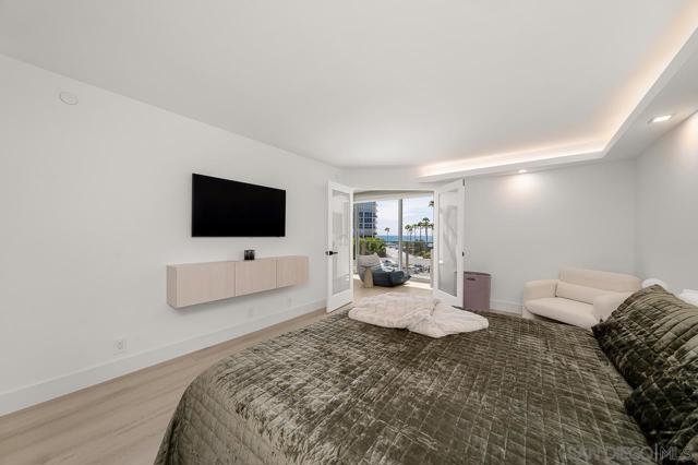 1820 Avenida Del Mundo, Coronado CA: https://media.crmls.org/mediaz/51eb9c83-e0f9-4752-b1e6-933efa01d2fa.jpg