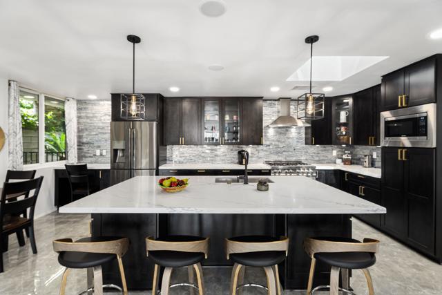 1 Temple Court, Rancho Mirage CA: https://media.crmls.org/mediaz/51ebdef5-6f1b-427d-877c-9f499642487d.jpg