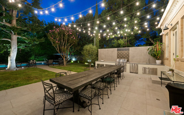 601 S Windsor Boulevard, Los Angeles CA: https://media.crmls.org/mediaz/51ec2820-e114-41d7-a957-d651dbf42eba.jpg