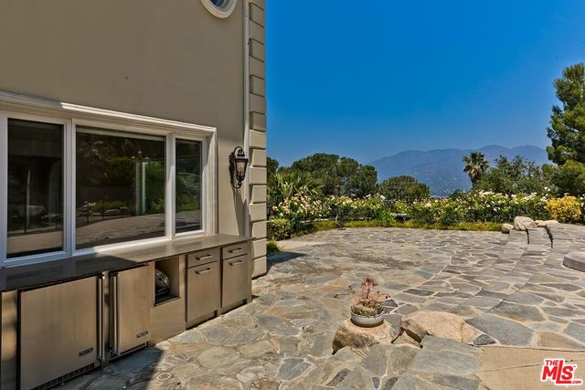 732 Saint Katherine Drive, La Canada Flintridge CA: https://media.crmls.org/mediaz/51ed2cfe-527a-4cc2-9746-faf8f14ebb09.jpg