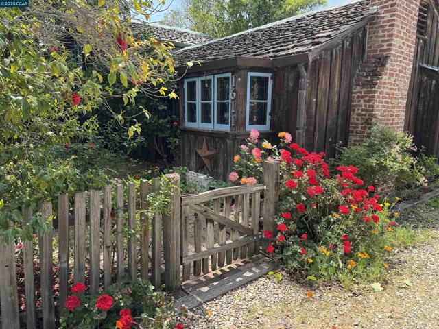 1611 Carmel Dr, Walnut Creek CA: https://media.crmls.org/mediaz/51edefa7-17b1-434d-892b-5600d54a97bb.jpg