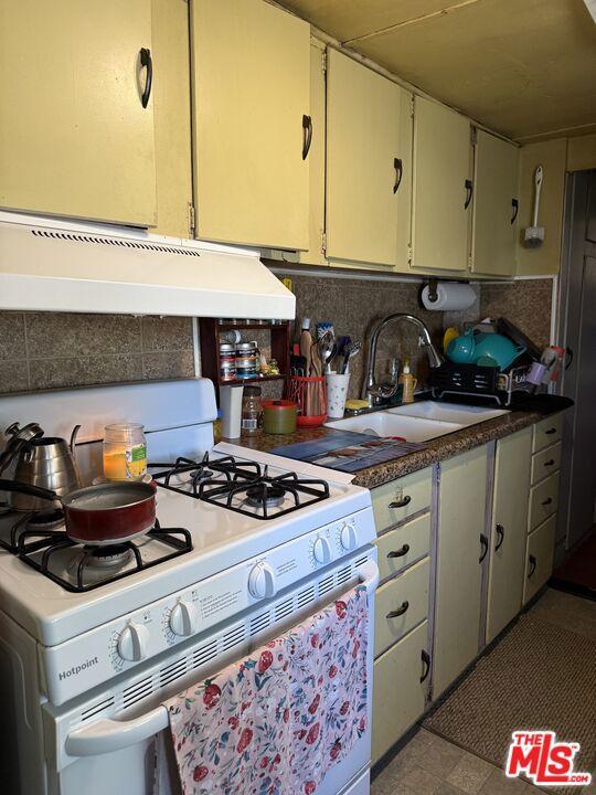 6000 W 140th Street West, Rosamond CA: https://media.crmls.org/mediaz/51eed702-5109-45bb-9208-0df079123389.jpg
