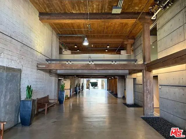 530 S Hewitt Street, Los Angeles CA: https://media.crmls.org/mediaz/51ef0799-8576-4951-9e94-0b89ac2b4414.jpg
