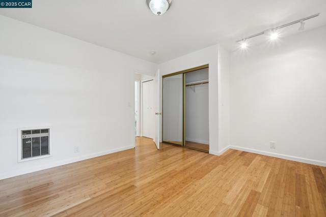 150 Pearl St, Oakland CA: https://media.crmls.org/mediaz/51ef45cb-f4be-4bea-b24e-43bb83394e5d.jpg