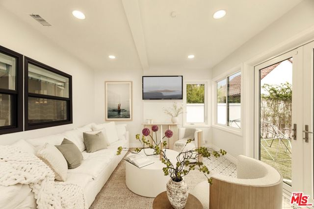 324 15th Street, Santa Monica CA: https://media.crmls.org/mediaz/51efca50-752c-4cc5-a50f-baa187f42b78.jpg