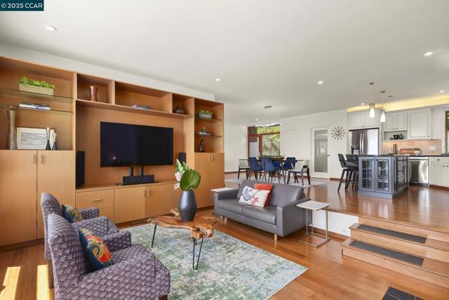 68 Terrace Rd, Walnut Creek CA: https://media.crmls.org/mediaz/51f176cd-f975-409c-a9c4-1859deca9523.jpg