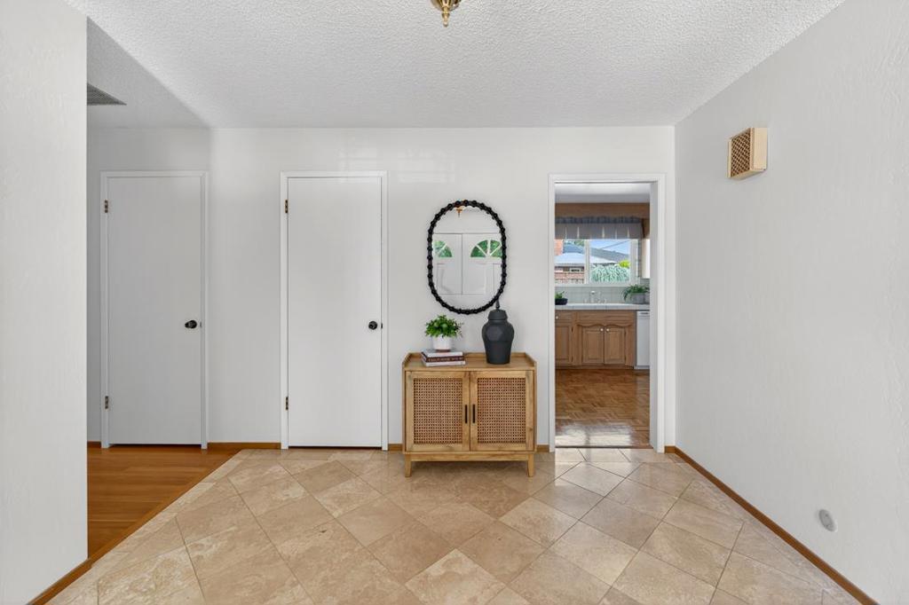 https://media.crmls.org/mediaz/51f1f3d6-9294-41a5-b8fa-727a77368bad.jpg?preset=X-Large