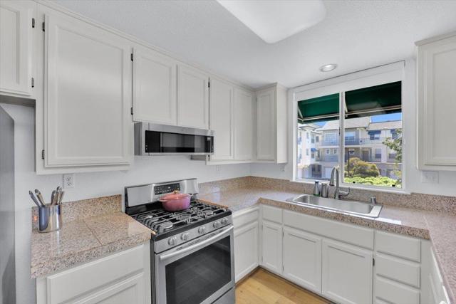 401 Baltic Circle,  CA: https://media.crmls.org/mediaz/51f24dee-922e-4f64-9353-e1f2646bc6b0.jpg