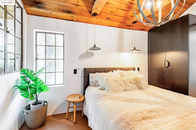 6108 Hillegass Ave, Oakland CA: https://media.crmls.org/mediaz/51f27c4d-9de8-4374-9b6a-1f4673be665a.jpg