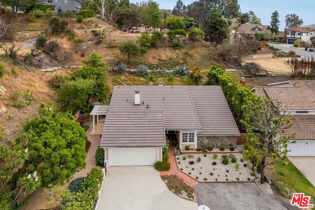 17181 Avenida De La Herradura, Pacific Palisades CA: https://media.crmls.org/mediaz/51f2dcf0-5c3a-475a-bd82-b14cdd81aa7c.jpg