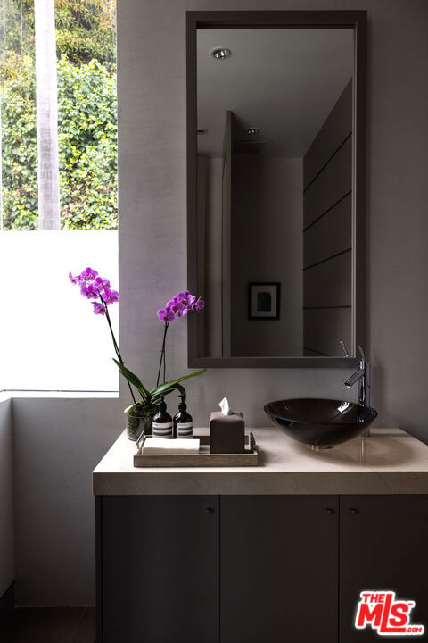 9405 Sierra Mar Place, Los Angeles CA: https://media.crmls.org/mediaz/51f3a2ce-6b60-4f03-add4-8199cafad173.jpg