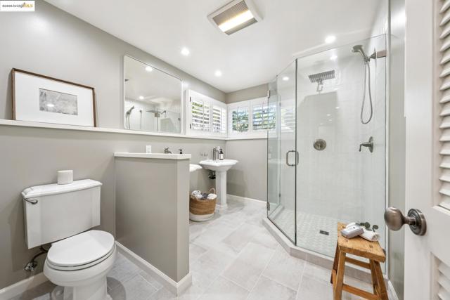 1301 Mountain Blvd, Oakland CA: https://media.crmls.org/mediaz/51f54865-3711-41c7-aa2f-1463a0d7ac41.jpg