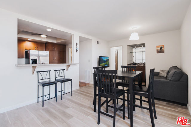 8180 Manitoba Street, Playa del Rey CA: https://media.crmls.org/mediaz/51f603fb-f505-492b-b786-51118e1eb7e1.jpg