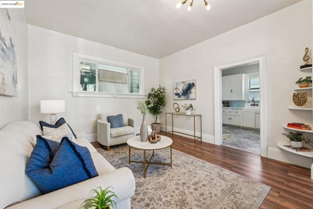 1549 5Th Ave, Oakland CA: https://media.crmls.org/mediaz/51f66c67-c1c0-4957-af3a-44dbf6650a1d.jpg