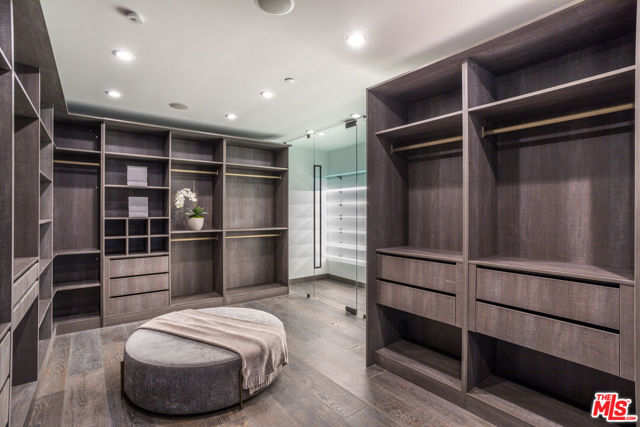 9406 Lloydcrest Drive, Beverly Hills CA: https://media.crmls.org/mediaz/51f6dfc3-f617-4965-b41e-6b16f1b01767.jpg