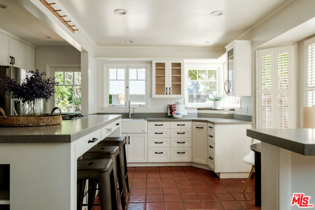856 858 Coeur D Alene Avenue, Venice CA: https://media.crmls.org/mediaz/51f7616f-c947-4852-a72c-5fdcfc1aa9b5.jpg