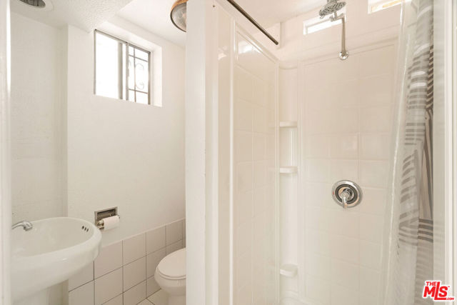 522 Altair Place, Venice CA: https://media.crmls.org/mediaz/51f76af9-fbea-4cc9-9f0d-f5676de3dc5e.jpg