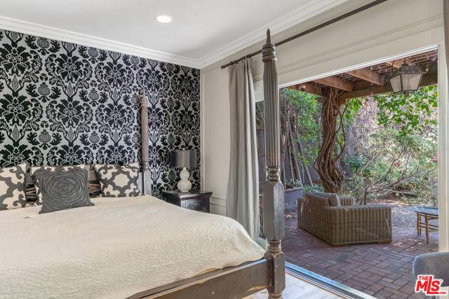809 S Muirfield Road, Los Angeles CA: https://media.crmls.org/mediaz/51f85854-255f-483a-9814-efea9456a95d.jpg