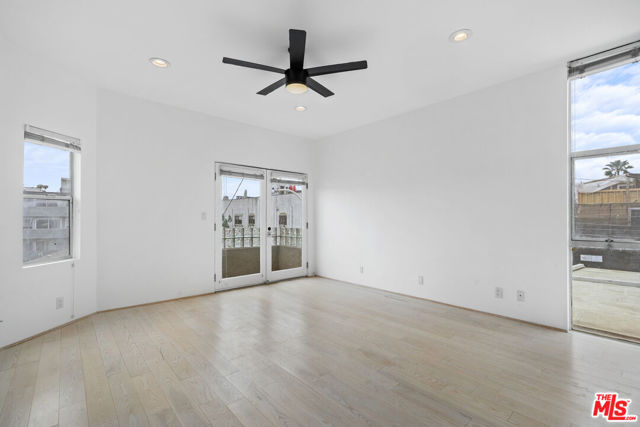 20 28TH Avenue, Venice CA: https://media.crmls.org/mediaz/51f8fa70-0610-465a-8264-b1797967bdb3.jpg