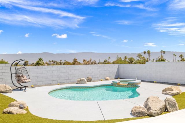 73298 Buckboard Trail, Palm Desert CA: https://media.crmls.org/mediaz/51f9d6ca-53d4-48cc-b519-332af8077f99.jpg